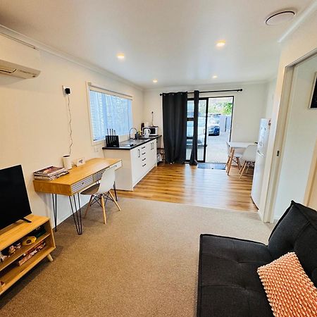 Modern 1 Bedroom Guest House Upper Hutt Bagian luar foto