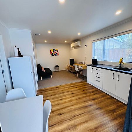 Modern 1 Bedroom Guest House Upper Hutt Bagian luar foto