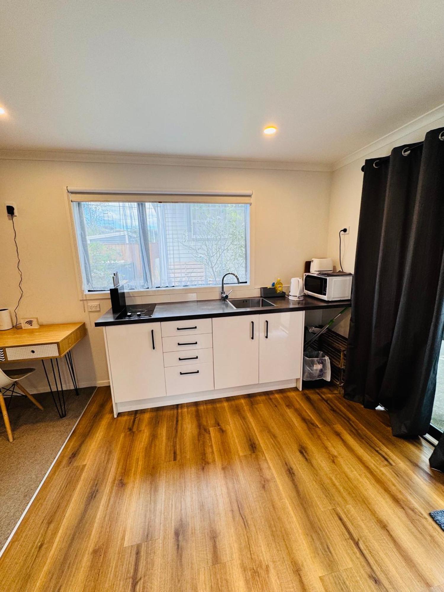 Modern 1 Bedroom Guest House Upper Hutt Bagian luar foto